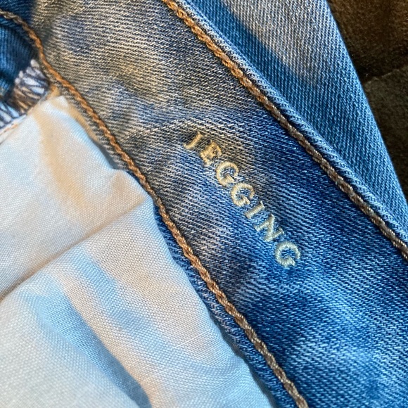 American Eagle, size 6 regular, light blue rinse, cute and comfy jeggings - Picture 3 of 8